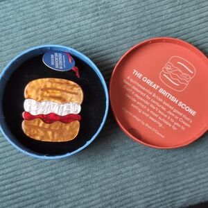 Erstwilder Great British Scone Brooch